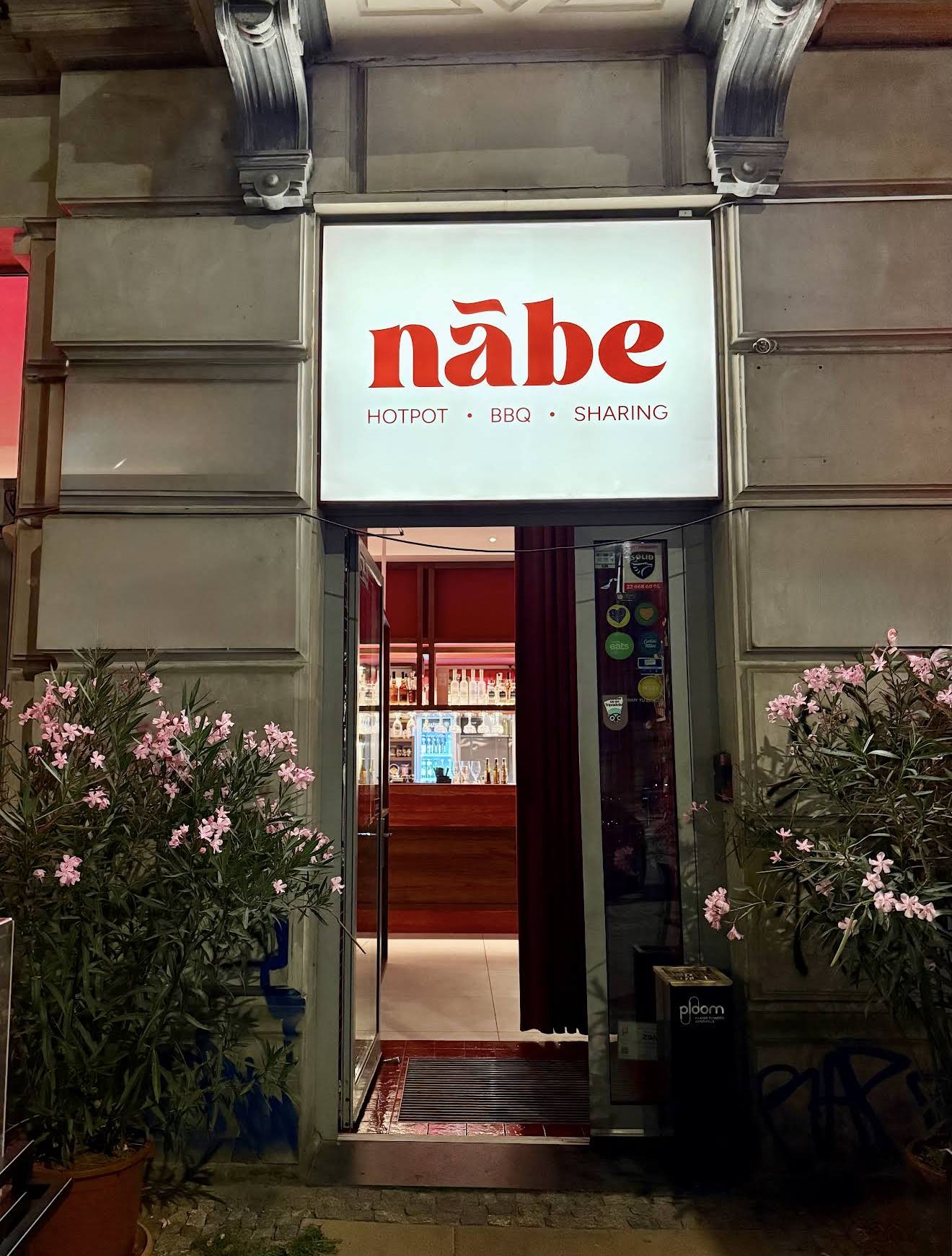 The nābe entrance on Marszałkowska at night